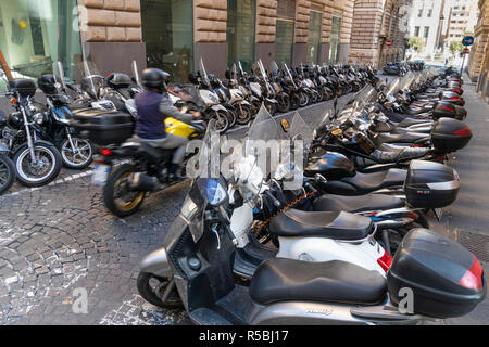 Rangées de Scooters et motocyclettes, les plus populaires de transport à Naples, garé dans une rue du centre-ville, Naples, Italie. Banque D'Images