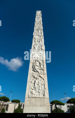 L'Obélisque de la Piazza Marconi à Guglielmo Marconi, construit pour l'Esposizione Universale Roma 1942. EUR, Rome, Italie. Banque D'Images