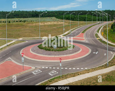 Rond-point : une route circulaire élimine des panneaux d'arrêt et de flux de trafic continu permet à une intersection dans le sud du Wisconsin. Banque D'Images