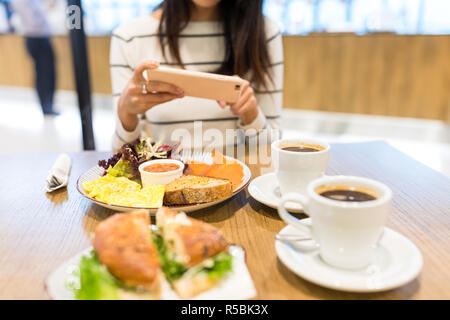 Woman taking photo sur son repas Banque D'Images