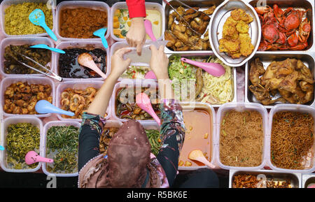 Variété de délicieux plats cuisinés accueil malaisien vendus à street market stall à Kota Kinabalu Sabah de haut angle view. Banque D'Images