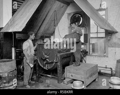 De Guerre - Industries - fabrication de bonbons au chocolat bonbons Pirika Entreprise Usine de ca. 1917-1918 Banque D'Images