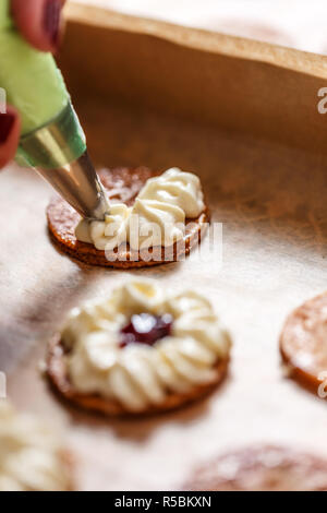 Chef pâtissier Décorer un gâteau mille-feuille Banque D'Images