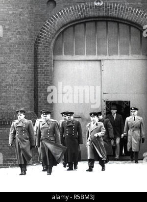 4/1/1962 - Le Lieutenant-colonel commandant soviétique Senior Solowjew (deuxième à gauche) est arrivé à la prison de Spandau criminel de guerre le 1 avril 1962. En ce jour, les Américains sont le soulagement de leur devoir de gardiens soviétique à la prison. Lieutenant-colonel Solojew est entré dans la prison sur le secteur britannique depuis qu'il a été rejetée par les Américains à l'ouest de Berlin sur leur frontière. Banque D'Images