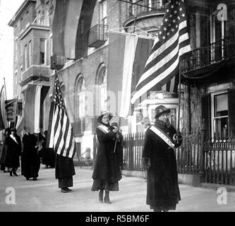 Piquets de suffragettes portant des drapeaux ca. 1910-1920 Banque D'Images