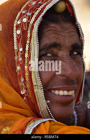 Personnes âgées dame hindoue de sourire et de regarder par-dessus son épaule, Rajasthan, Inde, Asie. Banque D'Images