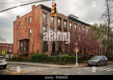 Une rangée de grès dans le quartier de Cobble Hill de Brooklyn à New York le dimanche 25 novembre 2018. (Â© Richard B. Levine) Banque D'Images