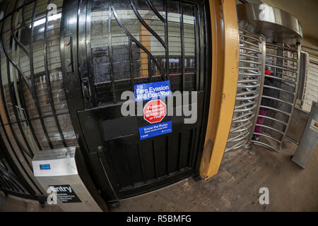 Un panneau dans l'ouest de la 23e rue, station de métro à New York, le jeudi 29 novembre 2018, met en garde contre les conséquences de l'évasion fiscale. Tarif Le resquillage est une ponction sur les revenus MTA après l'application de la facilité de NYPD, les citations, par opposition à des arrestations, et le procureur du district de Manhattan a cessé de poursuivre la plupart des cas. (© Richard B. Levine) Banque D'Images