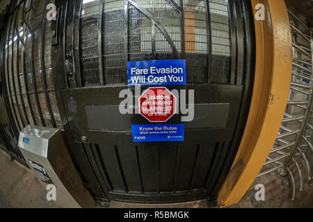 Un panneau dans l'ouest de la 23e rue, station de métro à New York, le jeudi 29 novembre 2018, met en garde contre les conséquences de l'évasion fiscale. Tarif Le resquillage est une ponction sur les revenus MTA après l'application de la facilité de NYPD, les citations, par opposition à des arrestations, et le procureur du district de Manhattan a cessé de poursuivre la plupart des cas. (Â© Richard B. Levine) Banque D'Images