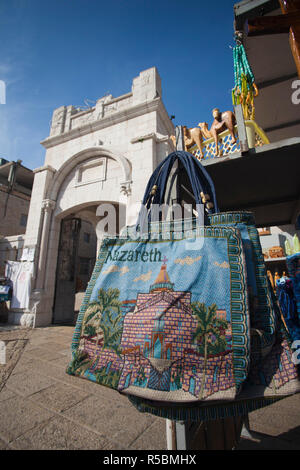 Israël, la Galilée, Nazareth, Saint Gabriels Église orthodoxe grecque et sac de souvenirs Banque D'Images