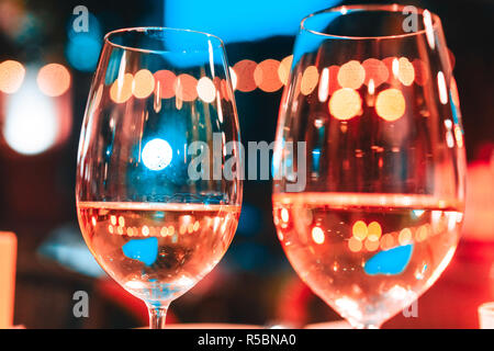 Photo de deux verres sur la table champagner Banque D'Images