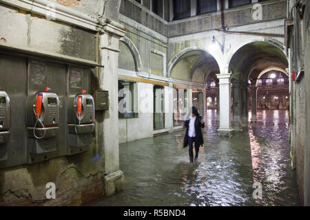 Hide tide (acqua alta) sur la Piazza San Marco (St. Mark's Square), Venise, Italie Banque D'Images