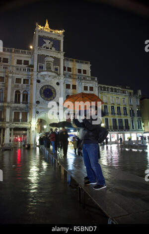 Hide tide (acqua alta) sur la Piazza San Marco (St. Mark's Square), Venise, Italie Banque D'Images