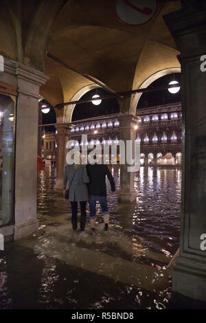 Hide tide (acqua alta) sur la Piazza San Marco (St. Mark's Square), Venise, Italie Banque D'Images