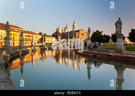 Italie, Vénétie, Padoue, Padova, district de Prato della Valle, statues et Basilica di Santa Giustina Banque D'Images