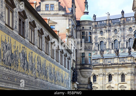 Allemagne, Saxe, Dresde, Augustusstrasse Furstenzug, 102m de long murale carrelée (Procession des Princes) Banque D'Images