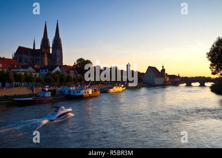 Cathédrale Saint-Pierre Dom et le Danube, Regensburg, Allemagne Banque D'Images