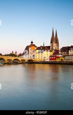 Cathédrale Saint-Pierre Dom et le Danube, Regensburg, Allemagne Banque D'Images