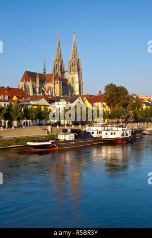 Cathédrale Saint-Pierre Dom et le Danube, Regensburg, Allemagne Banque D'Images