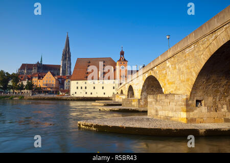 Le pont de pierre, la cathédrale Saint-Pierre et du Danube, Regensburg, Allemagne Banque D'Images