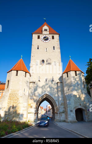 Voitures passent sous la porte Est, Regensburg, Bavière, Allemagne Banque D'Images