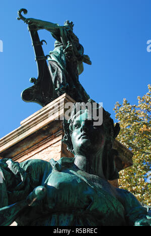 Lindau, Allemagne : Fontaine Lindavia (allemand : Lindavia-Brunnen), sur une colonne centrale se dresse une statue en bronze de la patronne de la ville Banque D'Images