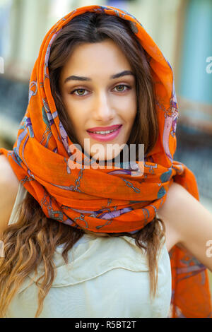 Portrait d'une jeune femme musulmane portant un foulard, piscine intérieure Banque D'Images