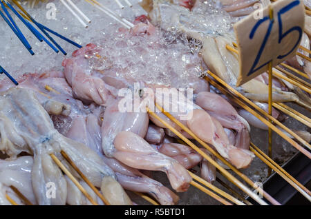 Compteur d'alimentation de rue, des matières des grenouilles sur la glace, Close up. Jalan Alor - Food Street à Kuala Lumpur, Malaisie. Banque D'Images