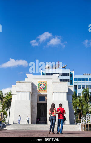 République Dominicaine, Saint-Domingue, Le Colonial, Parc Independencia, les touristes à l'autel de la Patria Banque D'Images