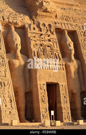 L'Egypte, Abou Simbel, Temple de Nefertari et Hathor Banque D'Images