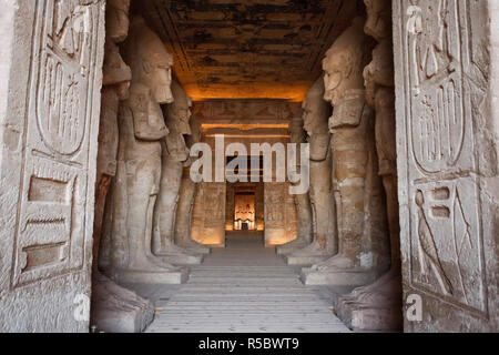 L'Egypte, Abu Simbel, statues et Temple de Ramsès II, chambre principale Banque D'Images