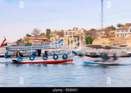 L'Égypte, de la Haute Égypte, Assouan, bateaux de touristes allant au temple de Philae Banque D'Images