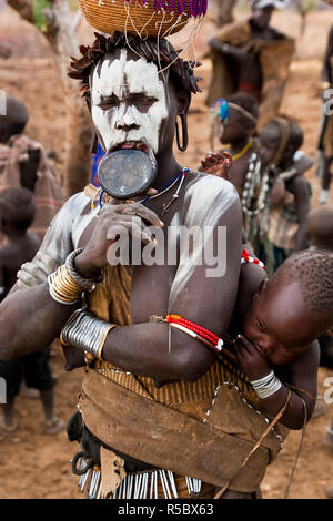 Femme Mursi, vallée de l'Omo, Ethiopie Banque D'Images