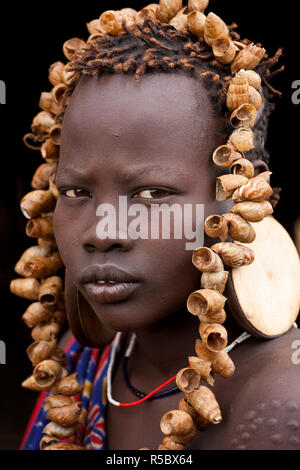 Fille de Morsi, vallée de l'Omo, Ethiopie Banque D'Images