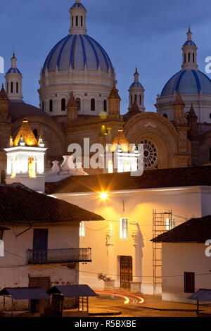 Cathédrale de l'Immaculée Conception, construite en 1885, au crépuscule, Cuenca, Équateur Banque D'Images