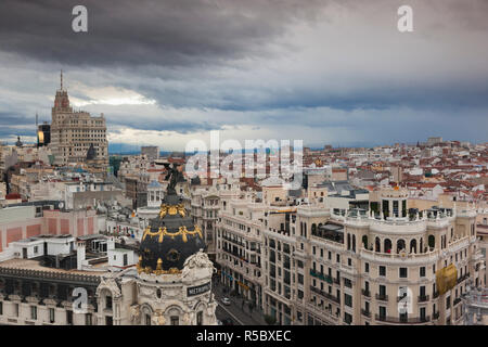 Espagne, Madrid, elevated view de la Gran Via et le Metropolitan Building du Círculo de Bellas Artes Banque D'Images