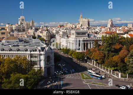 Espagne, Madrid, Plaza de la Cibeles, Palacio de Communicaciones, une fois le plus grand bureau de poste rénové en l'espace d'exposition El Centro, augmentation de la vue sur la ville en direction de la Calle de Alcala et Metropolitan building Banque D'Images