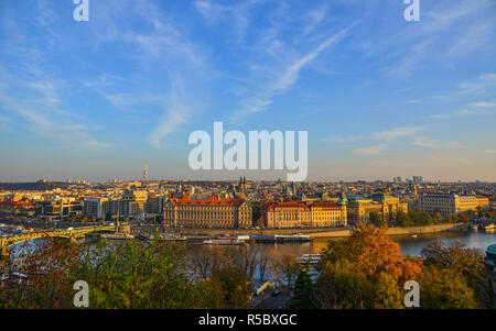 Vue aérienne de Prague, Tchéquie. Prague est la 14e plus grande ville de l'Europe et la capitale historique de la Bohême. Banque D'Images