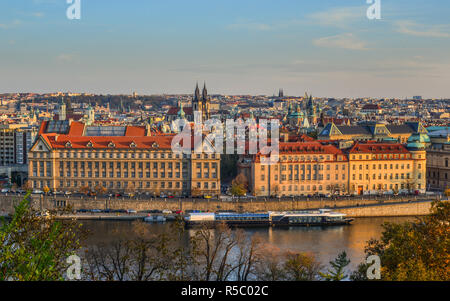 Vue aérienne de Prague, Tchéquie. Prague est la 14e plus grande ville de l'Europe et la capitale historique de la Bohême. Banque D'Images