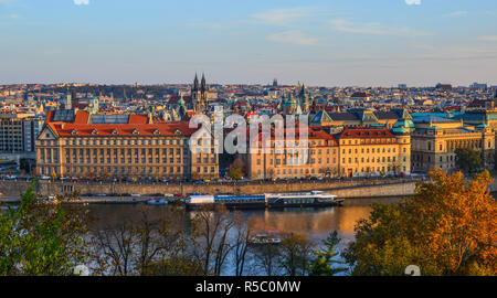 Vue aérienne de Prague, Tchéquie. Prague est la 14e plus grande ville de l'Europe et la capitale historique de la Bohême. Banque D'Images