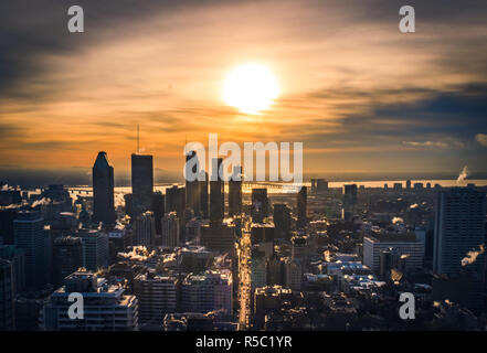 Lever du soleil du centre-ville de Montréal depuis le Mont Royal Banque D'Images