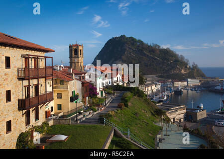 Espagne, Pays basque Région, province de Guipuzcoa, Getaria, Iglesia de San Salvador, l'église et Monte de San Anton rock Banque D'Images