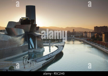 Espagne, Pays basque Région, province de Biscaye, Bilbao, le Musée Guggenheim, conçu par Frank Gehry avec Maman, spider sculpture de Louise Bourgeois Banque D'Images