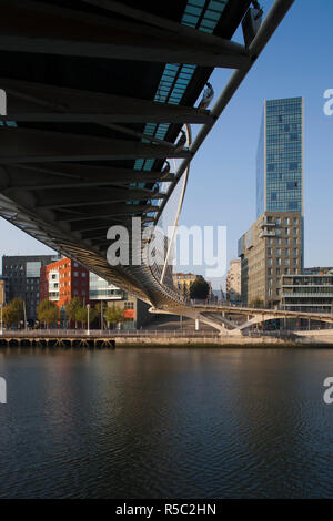 Espagne, Pays basque Région, province de Biscaye, Bilbao, le pont Zubizuri, architecte Santiago Calatrava, sur la rivière Rio de Bilbao Banque D'Images