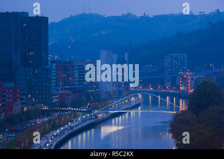 Espagne, Pays basque Région, province de Biscaye, Bilbao, augmentation de la vue sur la ville à partir de la Parque Etxebarria park Banque D'Images