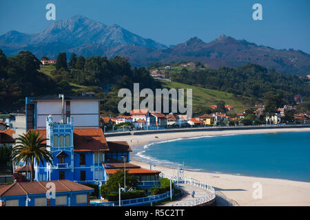 L'Espagne, région des Asturies, Asturies Province, Ribadesella, par location appartement Playa de Santa Marina Beach Banque D'Images