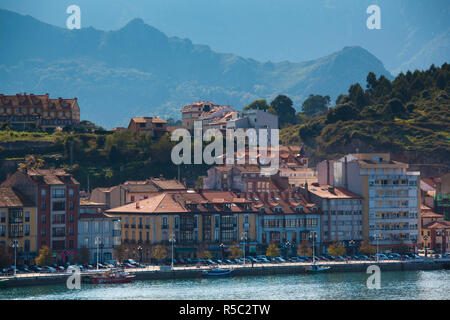 L'Espagne, région des Asturies, Asturies Province, Ribadesella, par location appartement Playa de Santa Marina Beach Banque D'Images