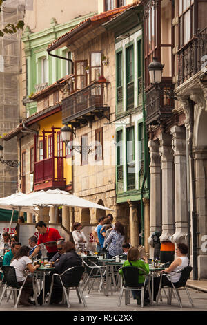 L'Espagne, région des Asturies, Asturies Province, Aviles, cafés et bâtiments de la Vieille Ville Banque D'Images