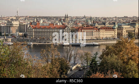 Vue aérienne de Prague, Tchéquie. Prague est la 14e plus grande ville de l'Europe et la capitale historique de la Bohême. Banque D'Images