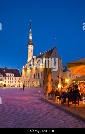 L'Estonie, Tallinn, Vieille Ville, Raekoja plats, Place de la mairie, le soir Banque D'Images